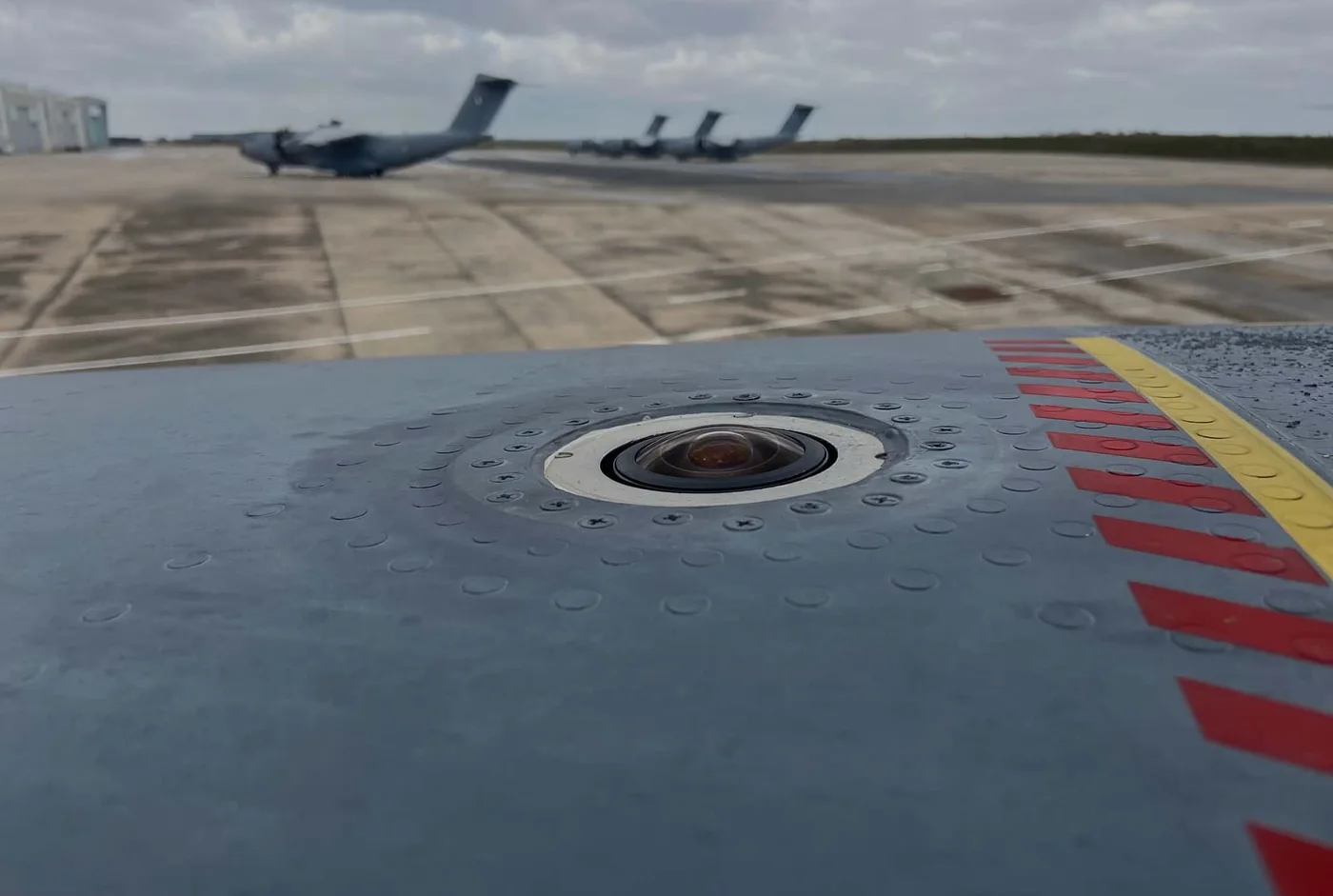 Magellan affleurant l’avion, A400M au fond, sur la piste d’envol